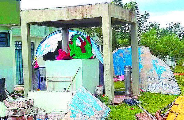 Caixa d'água nos fundos da creche ficou completamente destruída (Divulgação)