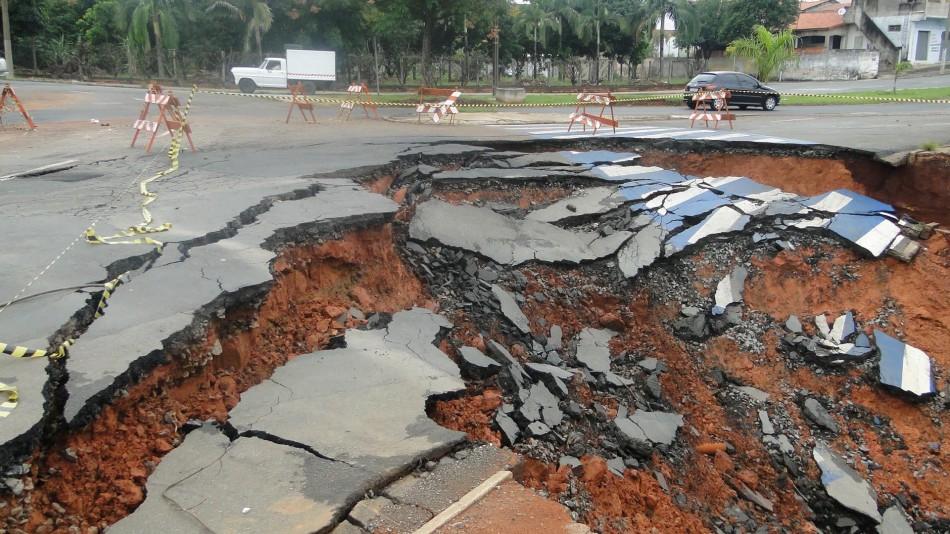 Erosão engole rotatória da Rodovia Luiz Vargas, em Limeira (Hélio Cezar Oliveira/Foto do Leitor)