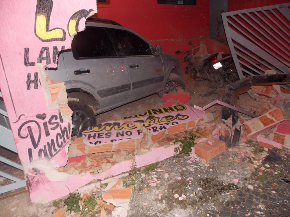 Durante fuga da PM, jovem sem CNH bateu em carro, motos e uma casa  (Maristela Cutri/FOTO DO LEITOR )