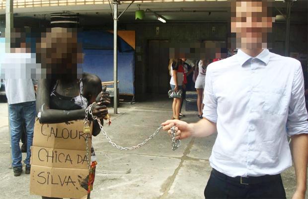 Em uma das fotos, uma caloura pintada de preto aparece acorrentada junto a uma placa com a inscrição 'caloura Chica da Silva' (Divulgação)