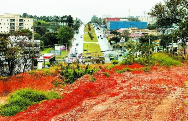 Vista da Avenida Independência, em Vinhedo, com terreno que seria usado em ampliação: obra rápida ( Gustavo Tilio/Especial para a AAN)