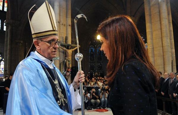 Presidente da Argentina, Cristina Kirchner (D) em encontro com Jorge Bergoglio (E) ainda quanto era cardeal de Buenos Aires (France Press)