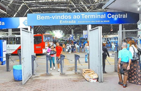 Catracas desativadas na entrada do Terminal Central: livre acesso a qualquer pessoa ao local (Edu Fortes/ AAN )