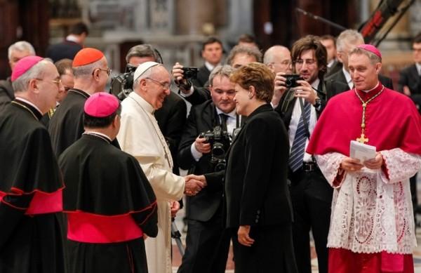 Presidente Dilma cumprimenta Papa Francisco em missa realizada no Vaticano (Agência Brasil)