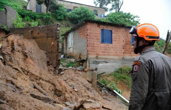 Corpo de criança é retirado de escombros na região serrana do Rio; número de mortos sobe para 18 (Agência Brasil)