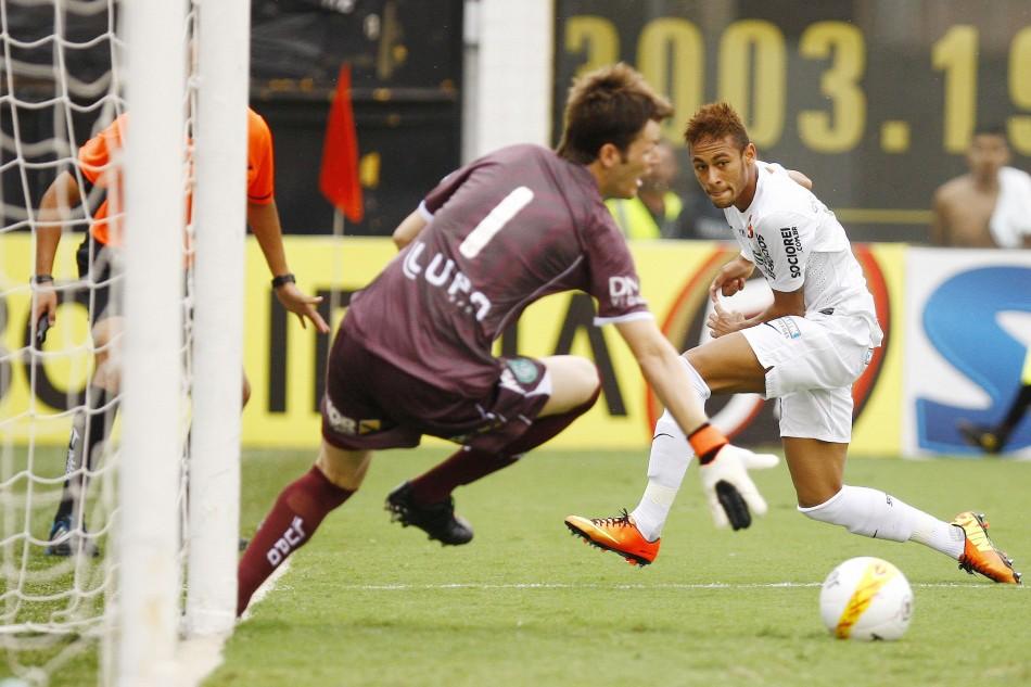 O goleiro bugrino Renan utilizou meião do clube de Araraquara na partida contra o Santos ( Ricardo Saibun/AE)
