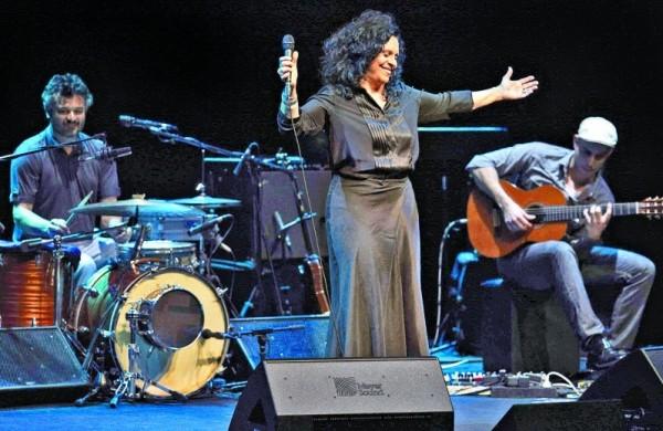 A baiana Gal durante a apresentação realizada no Theatro Net Rio, que resultou no lançamento do CD e DVD, pela gravadora Universal (Divulgação )