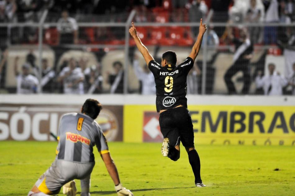 Para desespero do goleiro Marcelo Moretto, o atacante William comemora muito depois de marcar o segundo gol da Macaca na partida contra o Atlético Sorocaba (Edu Fortes/AAN)
