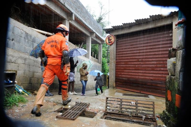 Bombeiros trabalham em áreas afetadas pelas fortes chuvas que atingiram a cidade, na região serrana (Agência Brasil)