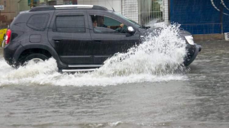 Alagamento em avenida de Santos deixa motorista com dificuldades (Nara Assunção)