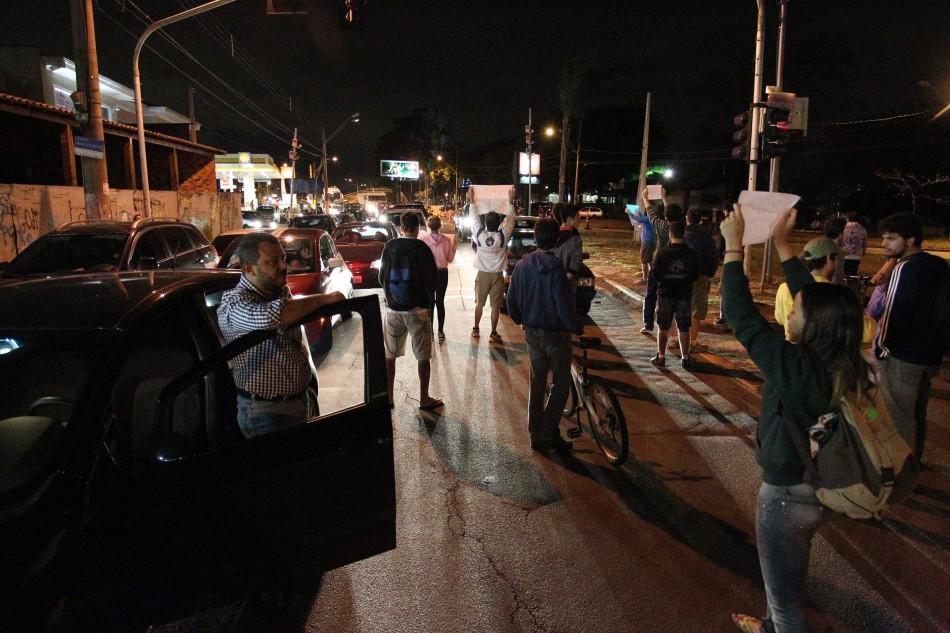 Portando cartazes, grupo protesta contra a violência em Barão ( Leandro Ferreira/AAN)