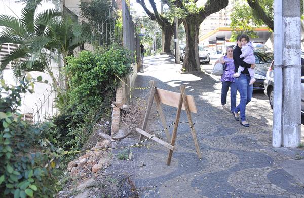 Maior problema é que quem passa pela rua corre o risco de cair, porque não há uma proteção que evite a queda ( Carlos Sousa Ramos/AAN)
