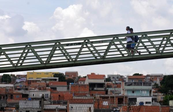 Adolescentes atravessam passarela em Campinas (Dominique Torquato/ AAN )