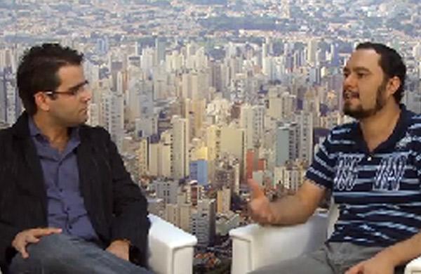 O jornalista Fabiano Ormaneze (esq.) comanda o programa Ponto de Vista (Reprodução)