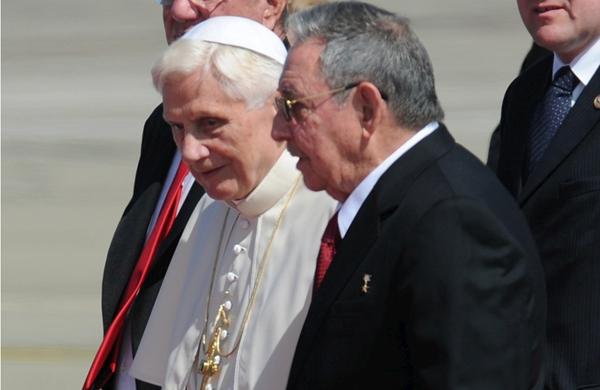 Aproximação entre Vaticano e Cuba começou após visita do Papa Bento XVI ao País. Na ocasião Raúl Castro recebeu o pontífice pessoalmente no aeroporto (France Press)