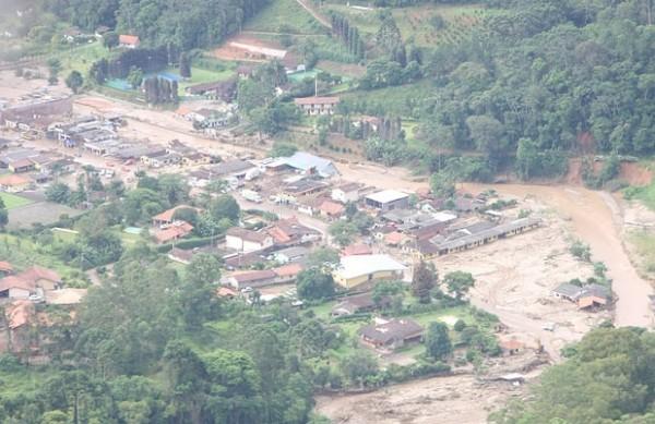 Imagem aérea de Petrópolis de 2011, ano em que enchentes e deslizamentos de terra atingiram o estado do Rio e deixaram centenas de mortos  (Divulgação/FAB)