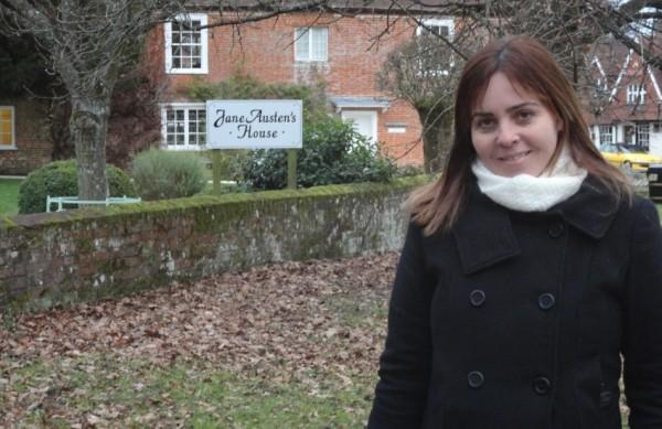Adriana Zardini posa para foto na frente da casa de Jane Austen, no vilarejo de Chawton, na Inglaterra  (Divulgação)
