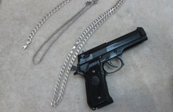 Menores foram detidos em posse de uma arma de brinquedo e com correntes de prata (Jaqueline Harumi/AAN)