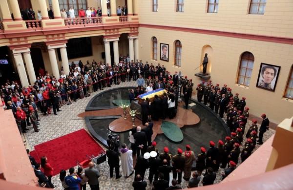O sarcófago de Hugo Chávez no "Quartel da Montanha", um lugar simbólico em Caracas (France Press)