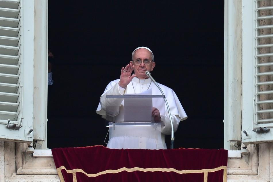 Papa Francisco celebrou o primeiro Angelus para 100.000 fiéis na Praça de São Pedro (Giuseppe Cacace/AFP)