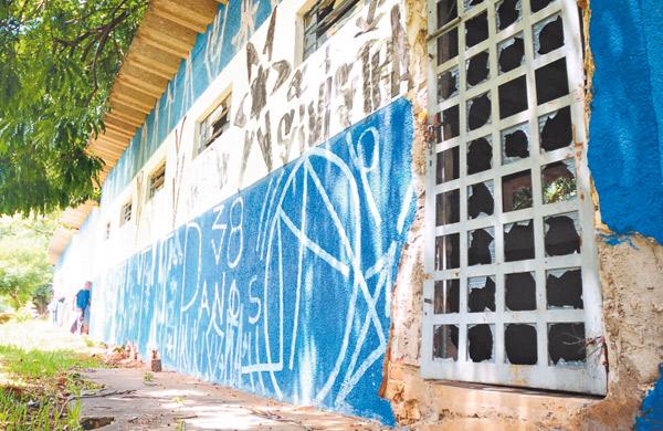 Dependência de praça de esporte no bairro São Bernardo em situação de abandono (Érica Dezonne/AAN)