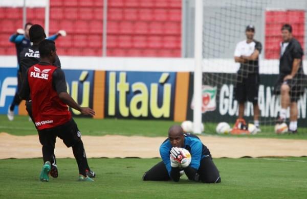 Goleiro Edson Bastos volta a ser titular após dois jogos afastado devido a uma lesão no punho esquerdo (Rodrigo Zanotto/Especial para AAN)