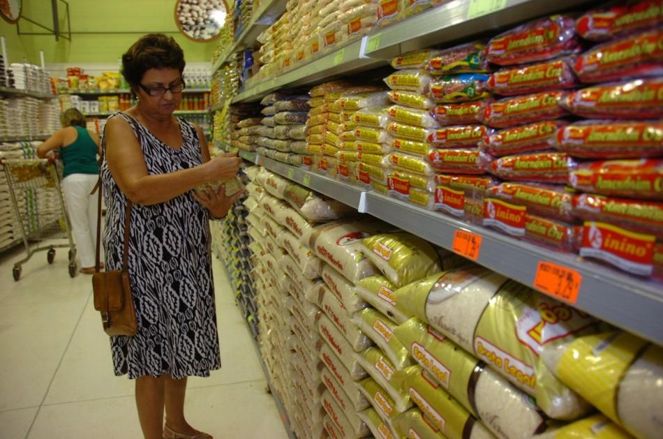 Cliente confere preço de produto em supermercado de Ribeirão (Cedoc/RAC)