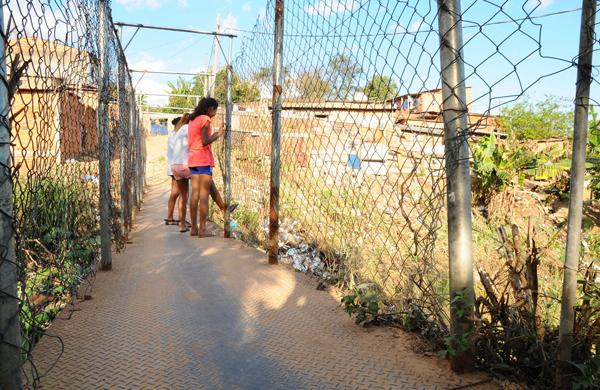 Crianças observam local onde menino caiu com bicicleta (Érica Dezonne/AAN)