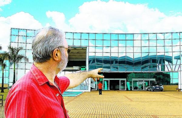 O físico José Lunazzi na Prefeitura de Paulínia: sensação de "sauna" (Janaína Maciel/AAN)
