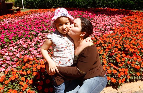 Maria Vitória de Faria ao lado da mãe, Sandra Teodoro vieram de Rondônia e estavam empolgadas com a maior exposição de flores da América Latina ( Gustavo Tilio/Especial para a AAN)