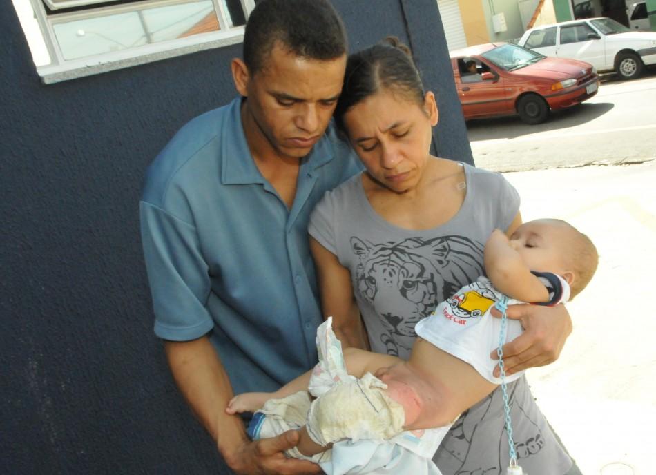 Os pais do bebê reclamam de descaso de funcionários da creche (Eduardo Turati/Tribuna de Indaiá)