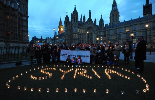 Em Londres, pessoas prestam homenagens aos mais de 70 mil mortos no conflito (France Press)