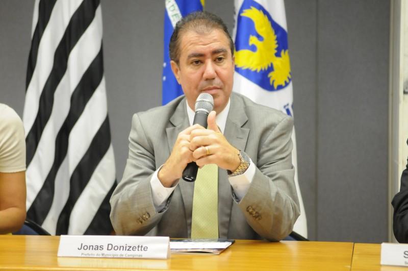 O prefeito Jonas Donizette vai para a capital em busca de recursos para a Saúde (Edu Fortes/AAN)
