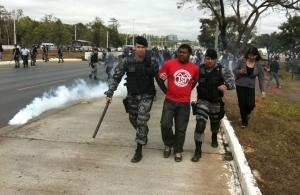 Estimativa é de que cerca de 300 tenham participado dos movimentos em cada um dos pontos de bloqueio, em que foram queimados galhos e pneus (Agência Brasil)