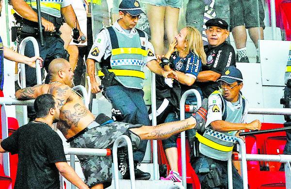 Faustino agride policial militar com um chute durante briga em estádio de futebiol (Cedoc/RAC)