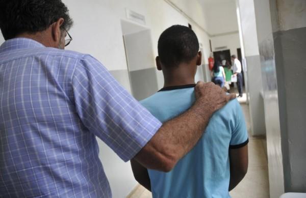 Adolescente de 17 anos foi encontrado na casa da avó; comparsa que efetuou os disparos continua  (Gazeta de Ribeirão)