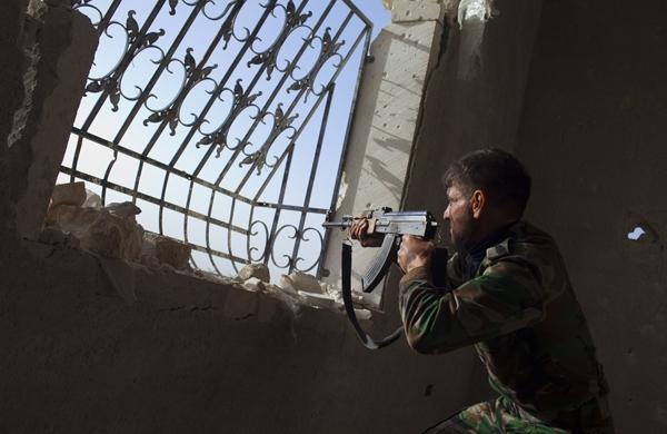 Rebelde sírio abre fogo contra força militar do regime de Bashar Al-Assad, na Síria (France Press)