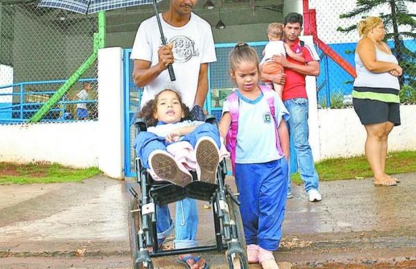 Waldemir e as filhas Franciele e Graziele: rampa de acesso à escola construída pelos próprios moradores (Rodrigo Zanotto/ AAN)