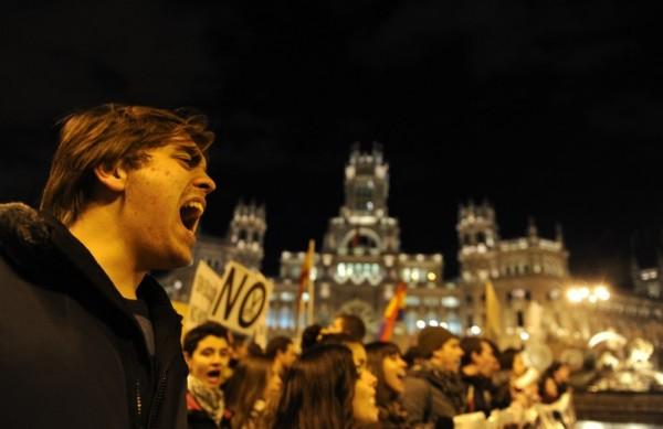 Estudantes fazem passeata pelas ruas de Madri, em protesto contra o governo espanhol (France Press)