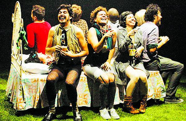 Cena do espetáculo teatral Os Mamutes, que tem texto de Jô Bilac (Divulgação)