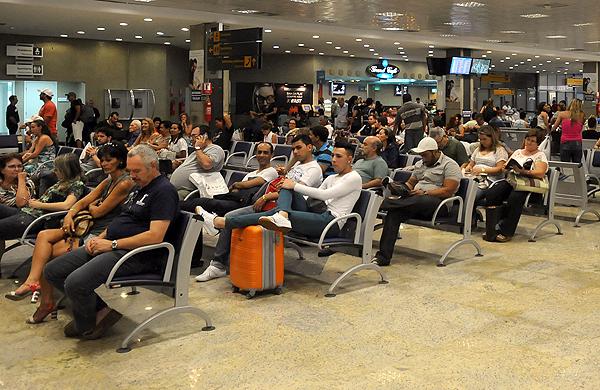 Passageiros aguardam voo no atual terminal: novo sistema fará distribuição automatizada de bagagens ( Cedoc/RAC)