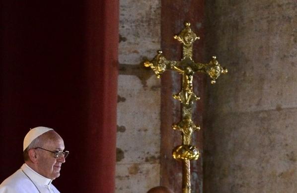 O papa Francisco no balcão da Basílica de São Pedro, na noite de 13 de março de 2013 (France Press)