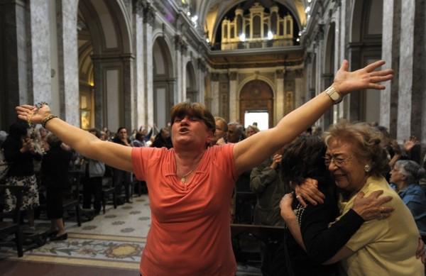 População de Buenos Aires ocupa a Catedral para celebrar o novo papa (France Press)