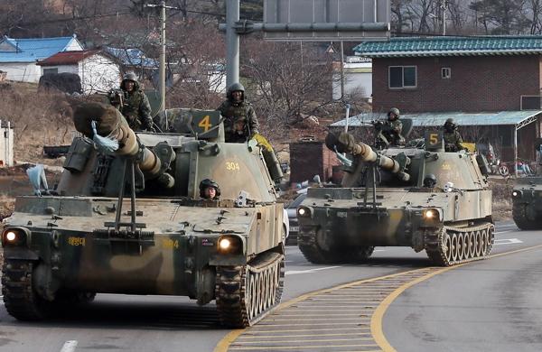 Tanques de guerra sul-coreanos fazem exercícios militares nas ruas de Ganghwa, próxima à fronteira com a Coreia do Norte (France Press)