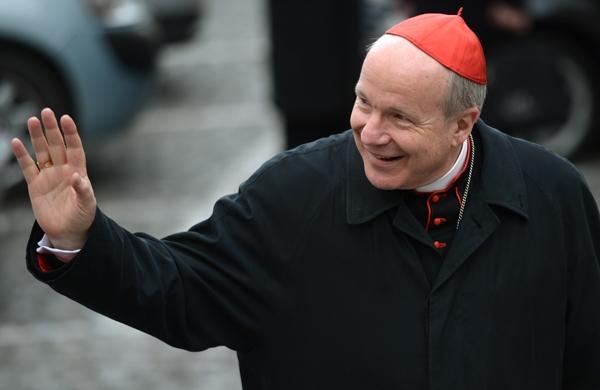 Cardeal Christoph Schönbornacena para população ao chegar no Vaticano para o conclave (France Press)