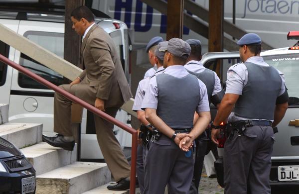 Mizael Bispo chega para mais um dia de julgamento no Fórum de Guarulhos (AE)