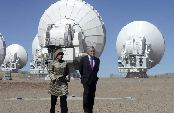 O presidente chileno, Sebastián Piñera, e sua esposa caminham pelo observatório espacial ALMA (France Press)