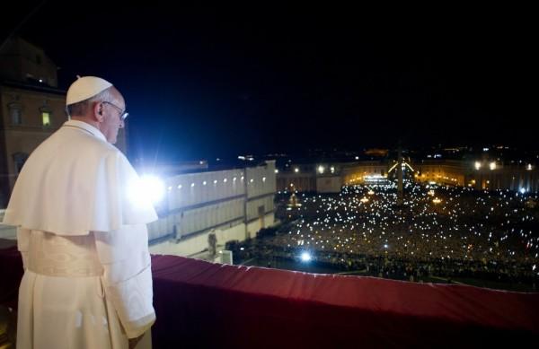 O papa Francisco I em seu primeiro discurso para a multidão que ocupava a Praça de São Pedro, no Vaticano (France Press)