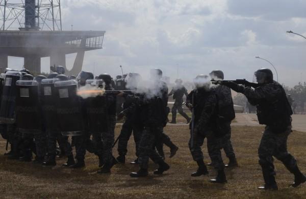 Quebra-quebra na Capital federal só parou quando a polícia apareceu para dispersar os manifestantes (Agência Brasil)