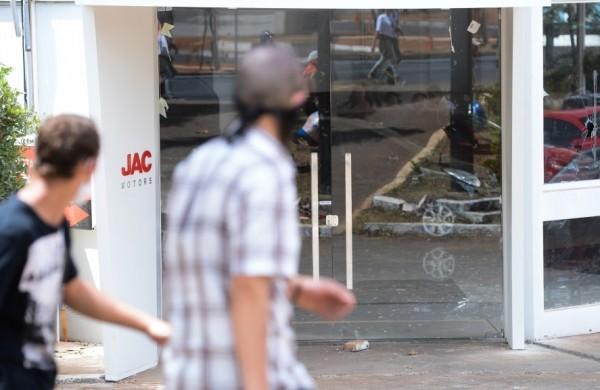 Os vidros da loja na Asa Norte, na Capital Federal, foram quebrados, mas os policiais conseguiram impedir a invasão (Agência Brasil)